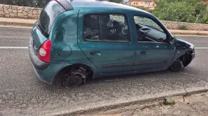 Automobl bez guma u kojem je žena bila/Auto Klub