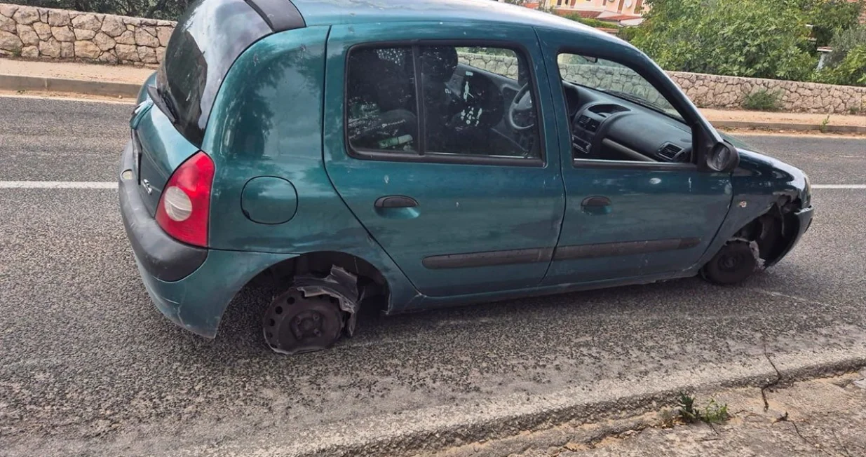 Automobl bez guma u kojem je žena bila/Auto Klub