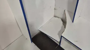 Rabijene police u svlačionici (FOTO: FK Omarska)/Foto: 