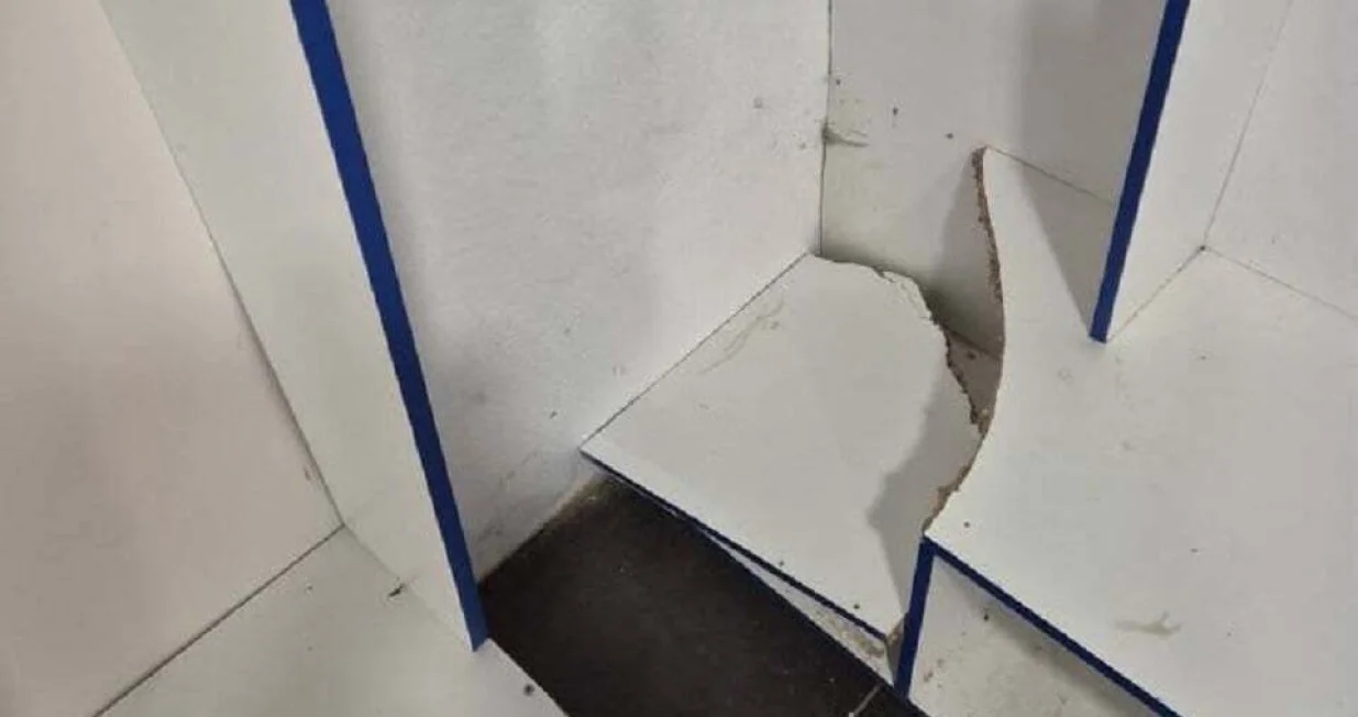 Rabijene police u svlačionici (FOTO: FK Omarska)/Foto: 