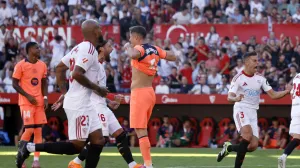 Soccer Football - LaLiga - Sevilla v FC Barcelona - Ramon Sanchez Pizjuan, Seville, Spain - October 5, 2025 Sevilla's Cesar Azpilicueta and Nemanja Gudelj celebrate after FC Barcelona's Robert Lewandowski misses a penalty REUTERS/Marcelo Del Pozo/Foto: Marcelo Del Pozo