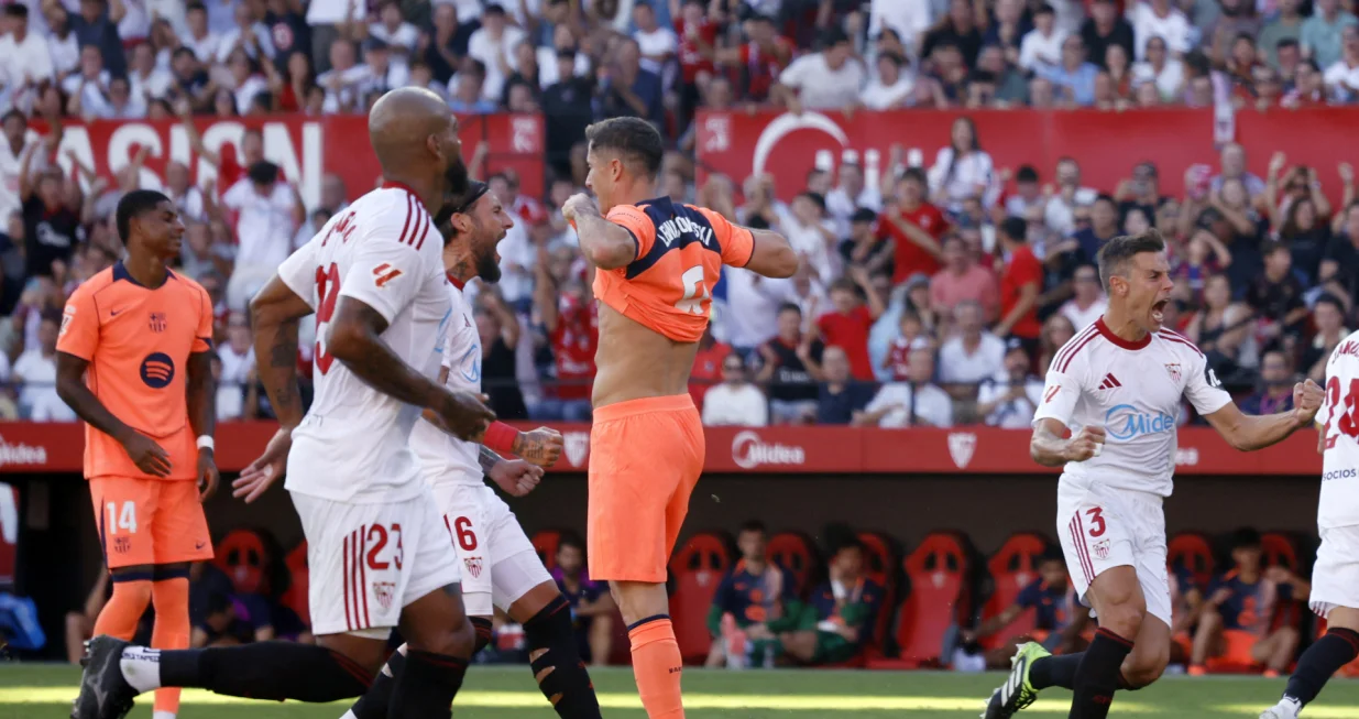 Soccer Football - LaLiga - Sevilla v FC Barcelona - Ramon Sanchez Pizjuan, Seville, Spain - October 5, 2025 Sevilla's Cesar Azpilicueta and Nemanja Gudelj celebrate after FC Barcelona's Robert Lewandowski misses a penalty REUTERS/Marcelo Del Pozo/Foto: Marcelo Del Pozo