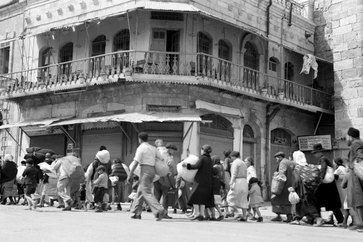 STALNI PROGONI: Jevrejske porodice evakuišu Jerusalem 1936. godine tokom palestinske pobune/