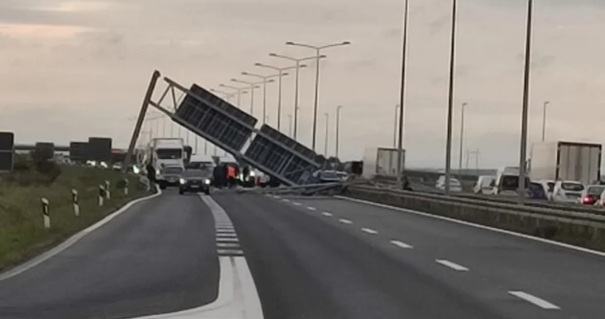 Metalna konstrukcija, autoput, Beograd - Novi Sad/X.com