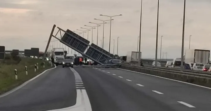 Metalna konstrukcija, autoput, Beograd - Novi Sad/X.com