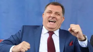 Milorad Dodik veseo/