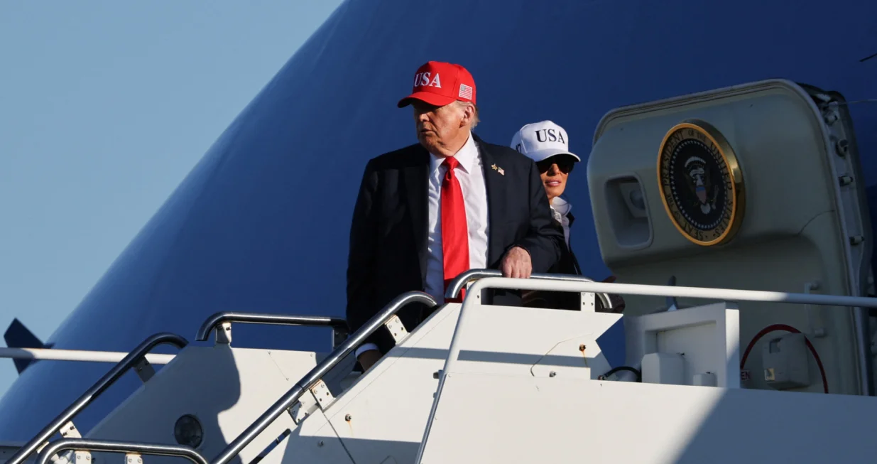 U.S. President Donald Trump and first lady Melania Trump board Air Force One as Trump returns to Washington, in Norfolk, Virginia, U.S. October 5, 2025. REUTERS/Jonathan Ernst/Jonathan Ernst