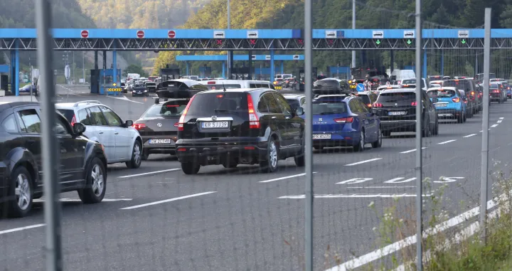 Macelj, Hrvatska - 22. kolovoza 2020: Sve veći broj stranih turista napušta Hrvatsku preko slovensko-hrvatske granice, dijelom zbog kraja turističke sezone, dijelom zbog restrikcijskih mjera koje su pojedine europske države i Velika Britanija uvele za svoje državjane koji borave na odmoru u Hrvatskoj (Stipe Majic - Anadolu Agency)/Stipe Majic
