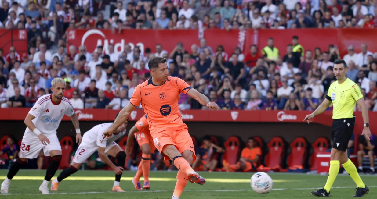 Soccer Football - LaLiga - Sevilla v FC Barcelona - Ramon Sanchez Pizjuan, Seville, Spain - October 5, 2025 FC Barcelona's Robert Lewandowski misses a penalty REUTERS/Marcelo Del Pozo/Foto: Marcelo Del Pozo