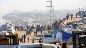 Palestinci nastavljaju migrirati prema sjevernoj Gazi zbog intenzivnih napada izraelske vojske u gradu Gazi, Gaza, 2. oktobra 2025. Lokalno stanovništvo, noseći stvari koje su mogli, krenulo je automobilima, konjskim zapregama i pješice ulicom al-Rashid prema centralnom dijelu Gaze./Mohammed Nassar