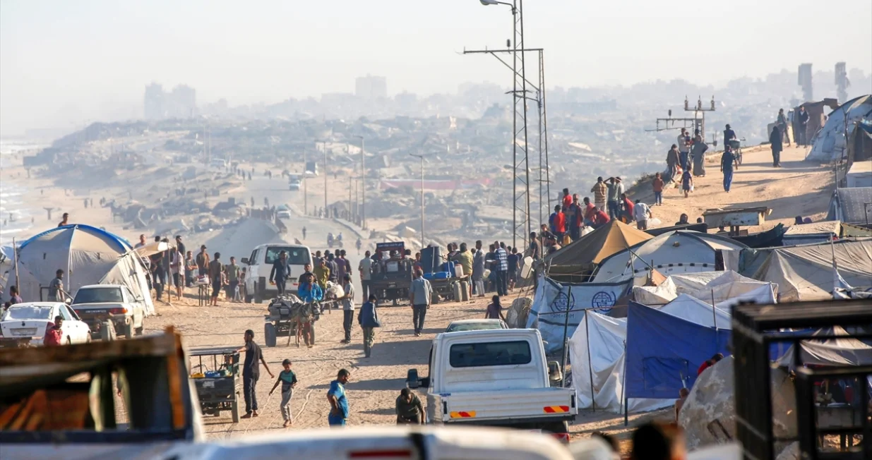 Palestinci nastavljaju migrirati prema sjevernoj Gazi zbog intenzivnih napada izraelske vojske u gradu Gazi, Gaza, 2. oktobra 2025. Lokalno stanovništvo, noseći stvari koje su mogli, krenulo je automobilima, konjskim zapregama i pješice ulicom al-Rashid prema centralnom dijelu Gaze./Mohammed Nassar