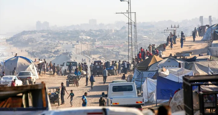 Palestinci nastavljaju migrirati prema sjevernoj Gazi zbog intenzivnih napada izraelske vojske u gradu Gazi, Gaza, 2. oktobra 2025. Lokalno stanovništvo, noseći stvari koje su mogli, krenulo je automobilima, konjskim zapregama i pješice ulicom al-Rashid prema centralnom dijelu Gaze./Mohammed Nassar