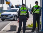 07 May 2025, Brandenburg, Frankfurt (Oder): Officers of the German Federal Police stand at the egg travel control at the German-Polish border crossing Stadtbr?cke. Union politicians have raised great expectations regarding the control of irregular migration. As a result, the police and the interior ministries of the federal states are now eagerly awaiting a corresponding decree from the new Federal Minister of the Interior, Alexander Dobrindt (CSU). Photo: Patrick Pleul/dpa Photo: Patrick Pleul/DPA/Patrick Pleul/dpa