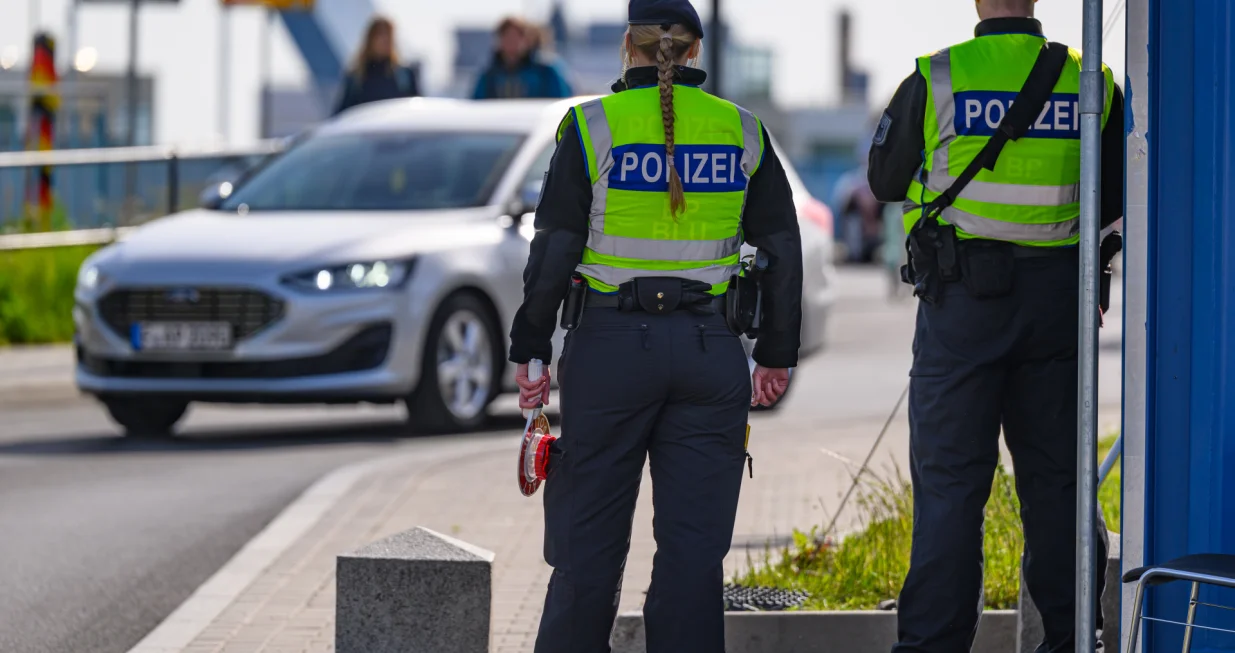 07 May 2025, Brandenburg, Frankfurt (Oder): Officers of the German Federal Police stand at the egg travel control at the German-Polish border crossing Stadtbr?cke. Union politicians have raised great expectations regarding the control of irregular migration. As a result, the police and the interior ministries of the federal states are now eagerly awaiting a corresponding decree from the new Federal Minister of the Interior, Alexander Dobrindt (CSU). Photo: Patrick Pleul/dpa Photo: Patrick Pleul/DPA/Patrick Pleul/dpa
