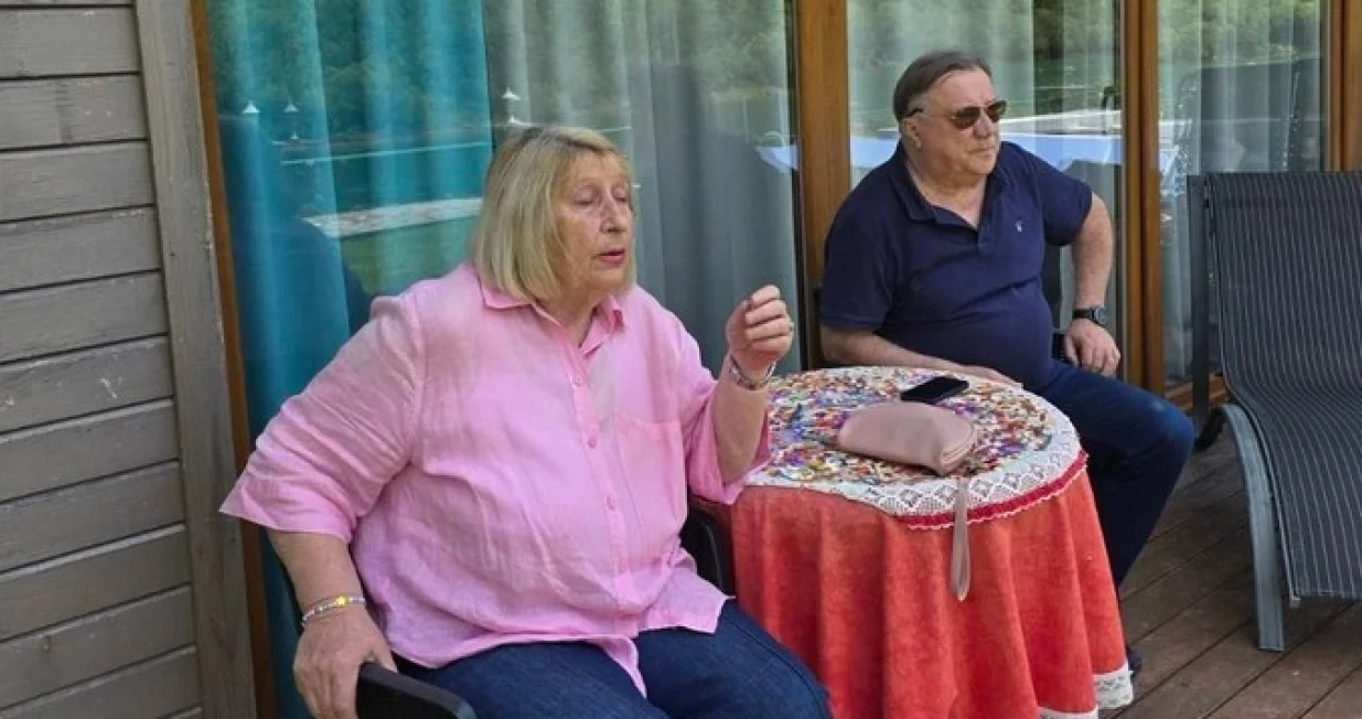 Halid Bešlić sa suprugom Sejdom kod Hadžihafizbegovića/Facebook/Facebook 