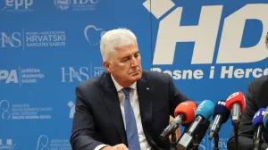 MOSTAR, 18. kolovoza (FENA) – Sa sjednice Predsjedništava Hrvatske demokratske zajednice Bosne i Hercegovine i Hrvatske demokratske zajednice Republike Hrvatske, koja je održana danas u Mostaru, lideri dviju sestrinskih stranaka poručili kako je ključno osigurati funkcionalnosti institucija Bosne i Hercegovine, te izbjeći svaki oblik destabilizacije države. (Foto FENA/Branka Soldo)/Branka Soldo