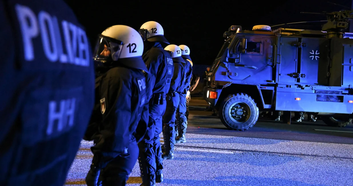 German Armed Forces Bundeswehr and German riot police exercise how to handle a road block by climate activists during their joint defence exercise "Red Storm Bravo," which focuses on civil-military coordination at the Port of Hamburg in Hamburg, Germany, September 26, 2025. REUTERS/Jonas Walzberg/Jonas Walzberg