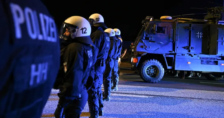 German Armed Forces Bundeswehr and German riot police exercise how to handle a road block by climate activists during their joint defence exercise "Red Storm Bravo," which focuses on civil-military coordination at the Port of Hamburg in Hamburg, Germany, September 26, 2025. REUTERS/Jonas Walzberg/Jonas Walzberg