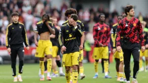 Soccer Football - Premier League - Brentford v Manchester United - GTech Community Stadium, London, Britain - September 27, 2025 Manchester United's Bruno Fernandes looks dejected after the match REUTERS/David Klein EDITORIAL USE ONLY. NO USE WITH UNAUTHORIZED AUDIO, VIDEO, DATA, FIXTURE LISTS, CLUB/LEAGUE LOGOS OR 'LIVE' SERVICES. ONLINE IN-MATCH USE LIMITED TO 120 IMAGES, NO VIDEO EMULATION. NO USE IN BETTING, GAMES OR SINGLE CLUB/LEAGUE/PLAYER PUBLICATIONS. PLEASE CONTACT YOUR ACCOUNT REPRESENTATIVE FOR FURTHER DETAILS../Foto: David Klein