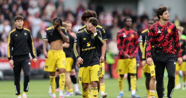 Soccer Football - Premier League - Brentford v Manchester United - GTech Community Stadium, London, Britain - September 27, 2025 Manchester United's Bruno Fernandes looks dejected after the match REUTERS/David Klein EDITORIAL USE ONLY. NO USE WITH UNAUTHORIZED AUDIO, VIDEO, DATA, FIXTURE LISTS, CLUB/LEAGUE LOGOS OR 'LIVE' SERVICES. ONLINE IN-MATCH USE LIMITED TO 120 IMAGES, NO VIDEO EMULATION. NO USE IN BETTING, GAMES OR SINGLE CLUB/LEAGUE/PLAYER PUBLICATIONS. PLEASE CONTACT YOUR ACCOUNT REPRESENTATIVE FOR FURTHER DETAILS../Foto: David Klein