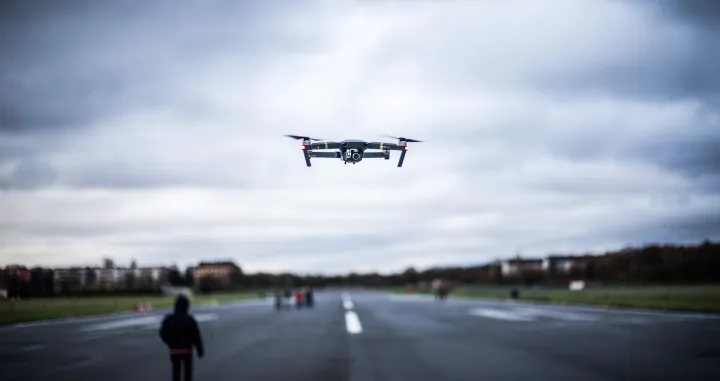 dronovi, dron, let drona, dron iznad piste/Freepik