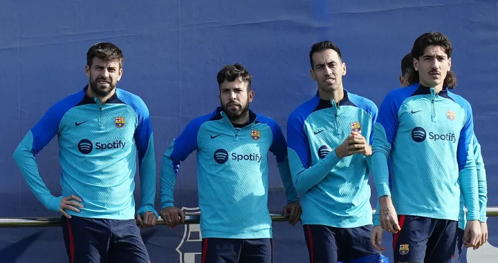epa10292333 FC Barcelona's (L-R) players Gerard Pique, Jordi Alba, Sergio Busquets and Hector Bellerin take part in a training session held at Joan Gamper Sports City in Barcelona, Catalonia, Spain, 07 November 2022. EPA/Enric Fontcuberta/Foto: Enric Fontcuberta
