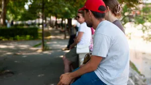 Ljetne vrućine: građani odmaraju u hladu drveća/Damir Deljo