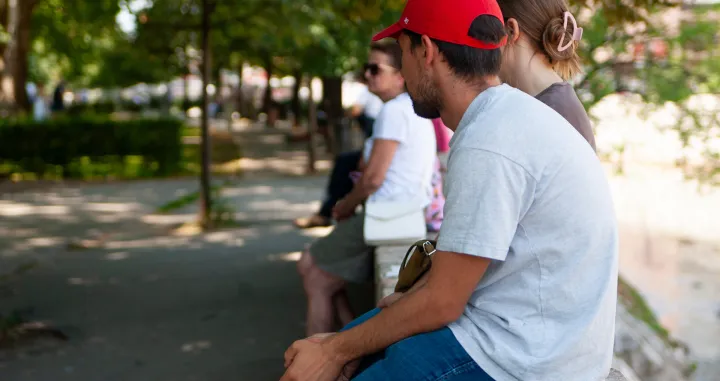 Ljetne vrućine: građani odmaraju u hladu drveća/Damir Deljo