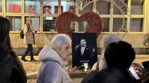 Počelo okupljanje građana na platou Skenderije kako bi odali počast Halidu Bešliću/Amir Papić