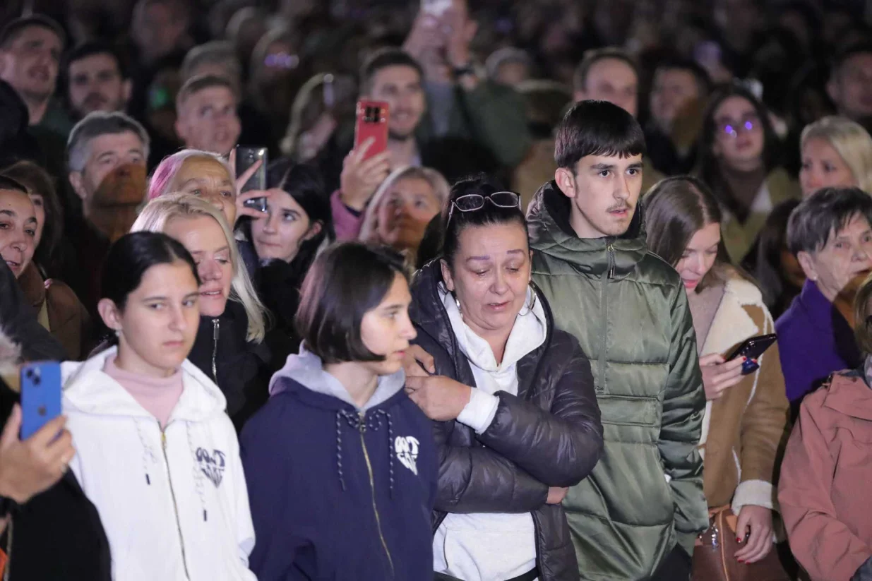 Počelo okupljanje građana na platou Skenderije kako bi odali počast Halidu Be&scaron;liću/Senad Gubelić