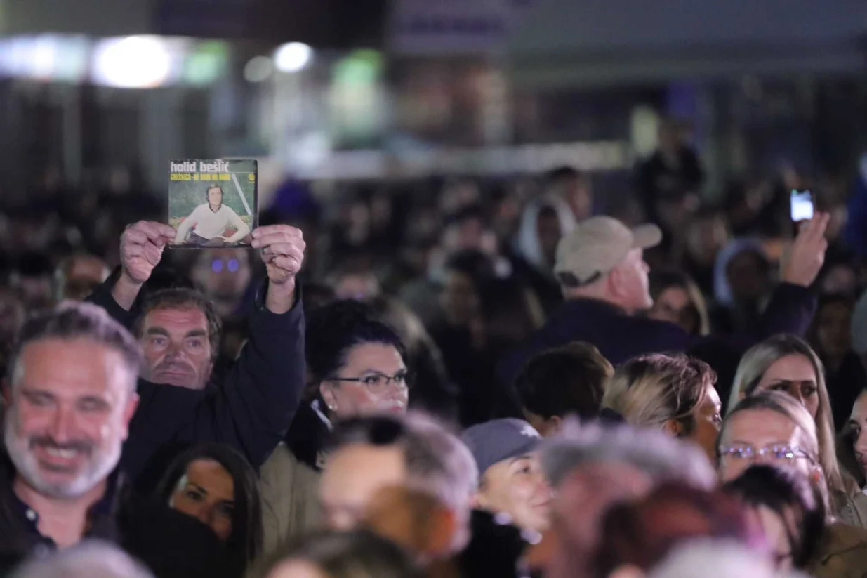 Počelo okupljanje građana na platou Skenderije kako bi odali počast Halidu Be&scaron;liću/Senad Gubelić