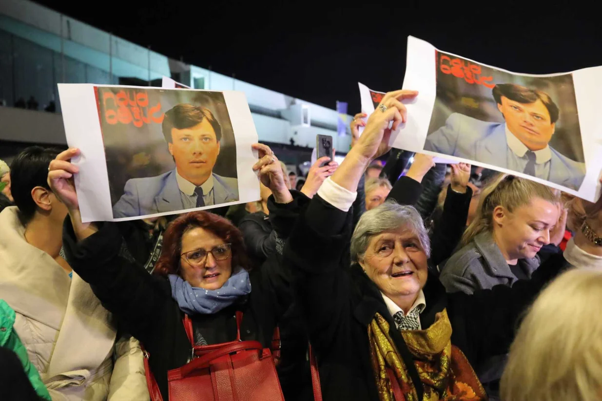 Počelo okupljanje građana na platou Skenderije kako bi odali počast Halidu Be&scaron;liću/Senad Gubelić