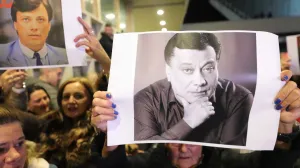 Počelo okupljanje građana na platou Skenderije kako bi odali počast Halidu Bešliću/Senad Gubelić