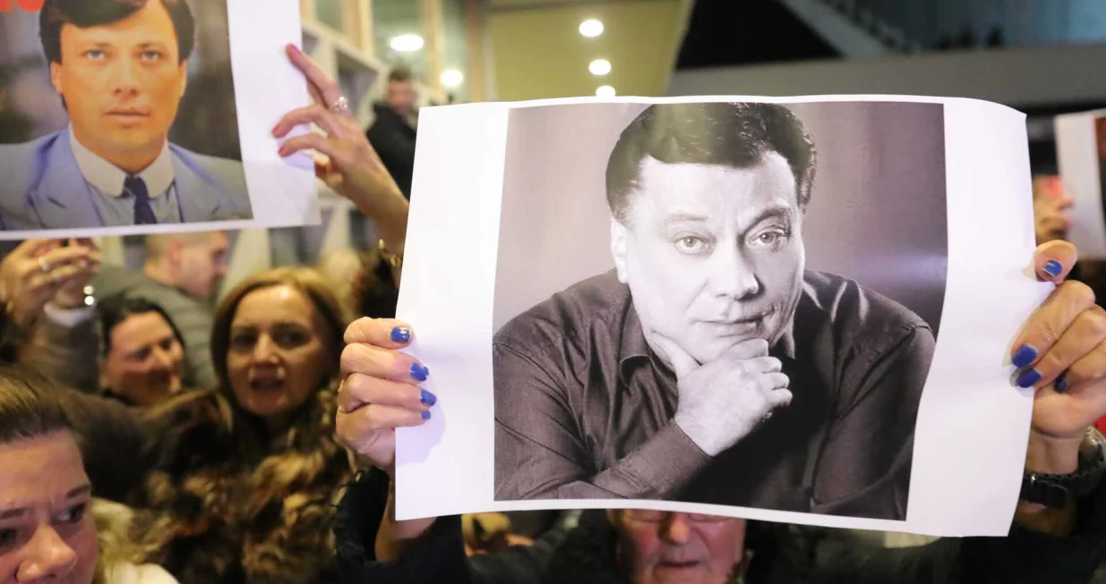 Počelo okupljanje građana na platou Skenderije kako bi odali počast Halidu Be&scaron;liću/Senad Gubelić