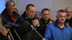 Građani se okupili na platou Skenderije kako bi odali počast Halidu Bešliću, među njima i Halidov sin Dino Bešlić/Senad Gubelić