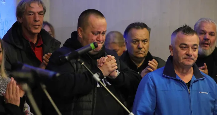 Građani se okupili na platou Skenderije kako bi odali počast Halidu Bešliću, među njima i Halidov sin Dino Bešlić/Senad Gubelić