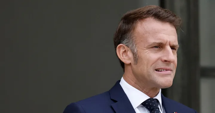 French President Emmanuel Macron reacts as he waits for the arrival of a guest at the Elysee Palace in Paris, France, October 8, 2025. REUTERS/Benoit Tessier  TPX IMAGES OF THE DAY/Benoit Tessier