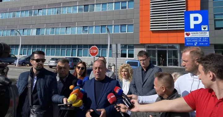 Igor Crnadak pred zgradom RTRS/