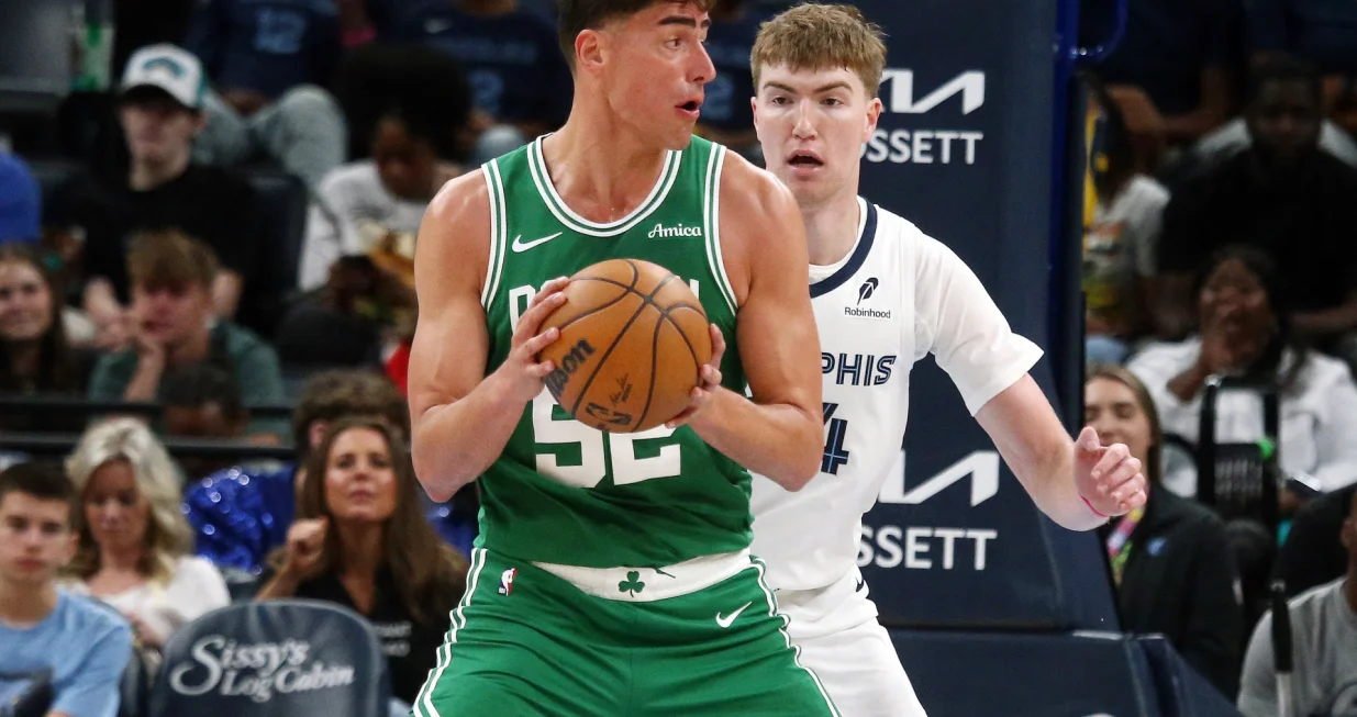 Oct 8, 2025; Memphis, Tennessee, USA; Boston Celtics center Luka Garza (52) handles the ball as Memphis Grizzlies center Lawson Lovering (34) defends during the third quarter at FedExForum. Mandatory Credit: Petre Thomas-Imagn Images/Foto: Petre Thomas