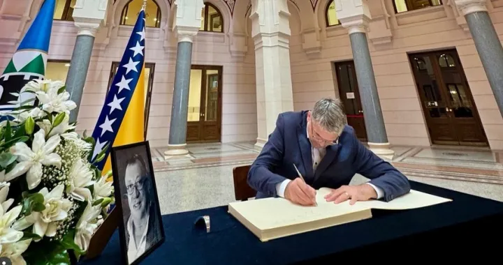 vijećnica knjiga žalosti povodom smrti halida bešlića/Instagram