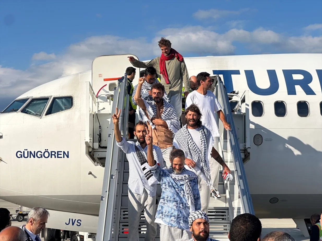 Avion s aktivistima iz Globalne flotile Sumud, koje je Izrael napao i pritvorio u međunarodnim vodama, sletio je na aerodrom u Istanbulu u subotu poslijepodne/Muhammed Enes Yıldırım