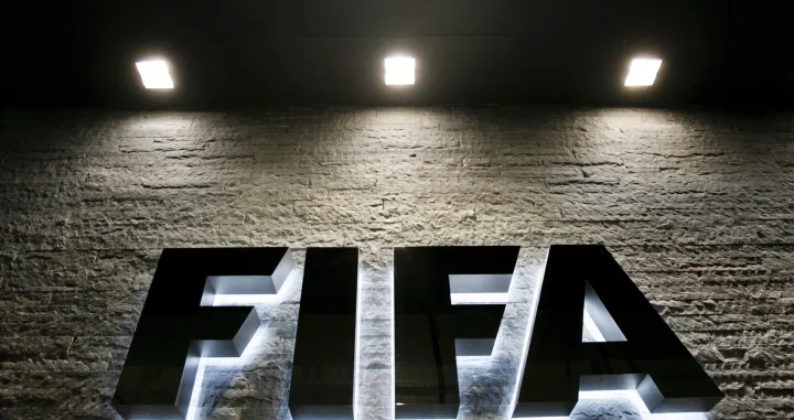 epa09792078 (FILE) - View of the FIFA logo at the FIFA headquarters in Zurich, Switzerland, 29 October 2007 (re-issued on 28 February 2022). The world's football governing body FIFA is set to suspend Russia as the International Olympic Committee (IOC) on 28 February 2022 recommended that athletes and officials from Russia and Belarus are banned from all international sports competitions. EPA/STEFFEN SCHMIDT *** Local Caption *** 55995313/Foto: Steffen Schmidt