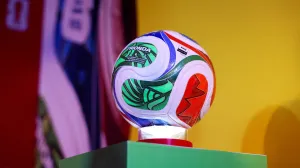 The official ball of the 2026 FIFA World Cup named "Trionda" is displayed during a presentation event in Mexico City, Mexico, October 3, 2025. REUTERS/Luis Cortes/Foto: Luis Cortes