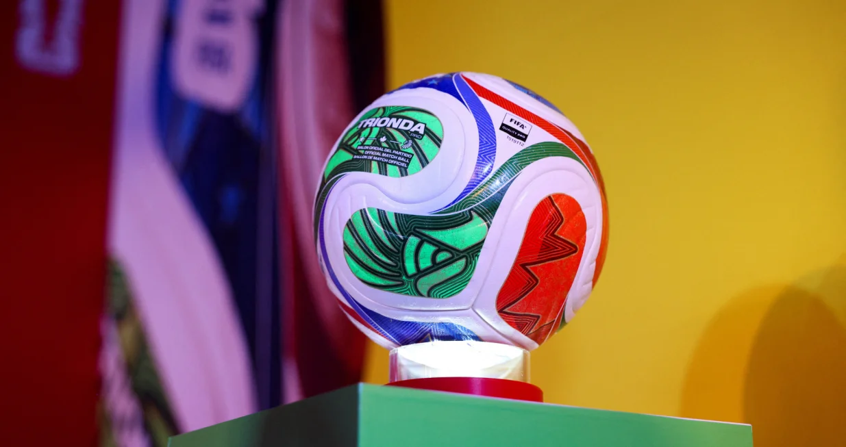 The official ball of the 2026 FIFA World Cup named "Trionda" is displayed during a presentation event in Mexico City, Mexico, October 3, 2025. REUTERS/Luis Cortes/Foto: Luis Cortes