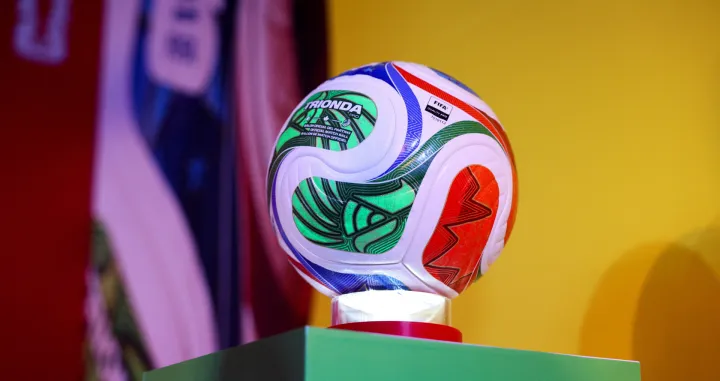 The official ball of the 2026 FIFA World Cup named "Trionda" is displayed during a presentation event in Mexico City, Mexico, October 3, 2025. REUTERS/Luis Cortes/Foto: Luis Cortes