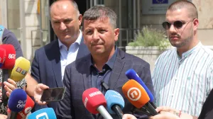 Lider Liste za pravdu i red Nebojša Vukanović pres ispred zgrade Delegacije Evropske unije u Bosni i Hercegovini/Senad Gubelić