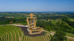 Jedan od najprepoznatljivijih simbola Međimurja svakako je Mađerkin breg. Ovaj atraktivni vidikovac dobio je ime po balerini Emiliji Krauthaker, Mađarici koja je svoj život odlučila provesti upravo ovdje/Foto: Tz Općine Štrigova