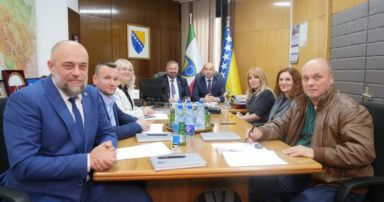 U Ministarstvu privrede Zeničko-dobojskog kantona nedavno su potpisani ugovori s četiri razvojne agencije s područja tog kantona - Razvojnom agencijom Zavidovići (RAZ), Razvojnom agencijom Žepče (RAŽ), Tešanjskom razvojnom agencijom (TRA) i Zeničkom razvojnom agencijom (ZEDA)/