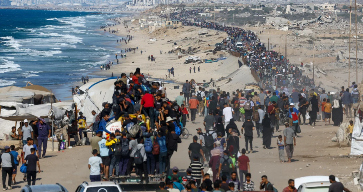 Palestinians, who were displaced to the southern part of Gaza at Israel's order during the war, make their way along a road as they return to the north after a ceasefire between Israel and Hamas in Gaza went into effect, in the central Gaza Strip, October 10, 2025. REUTERS/Mahmoud Issa/Mahmoud Issa