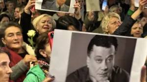 Građani se okupili na platou Skenderije kako bi odali počast Halidu Bešliću/Amir Papić